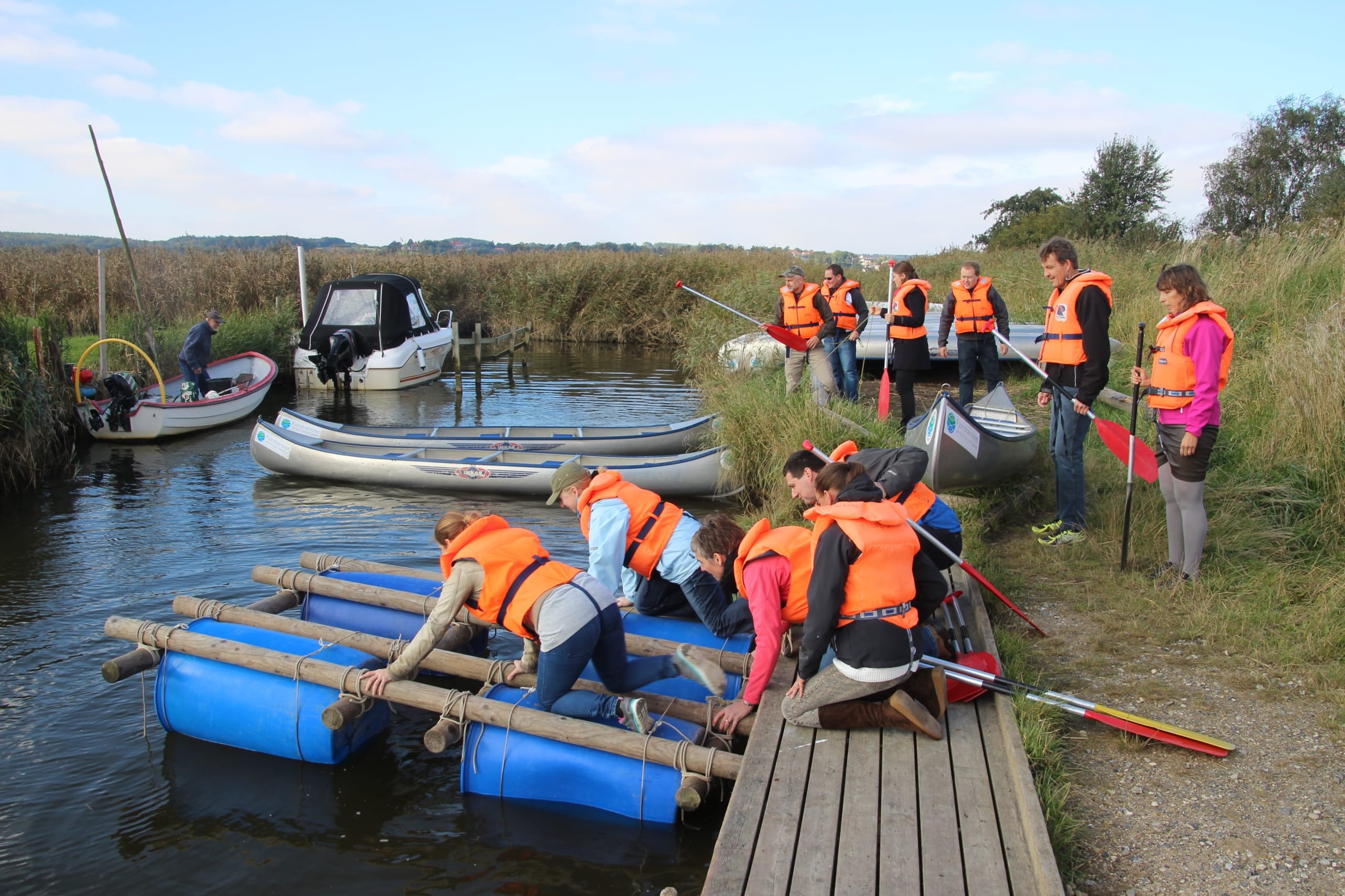 Teambuilding byg og sejl tømmerflåde