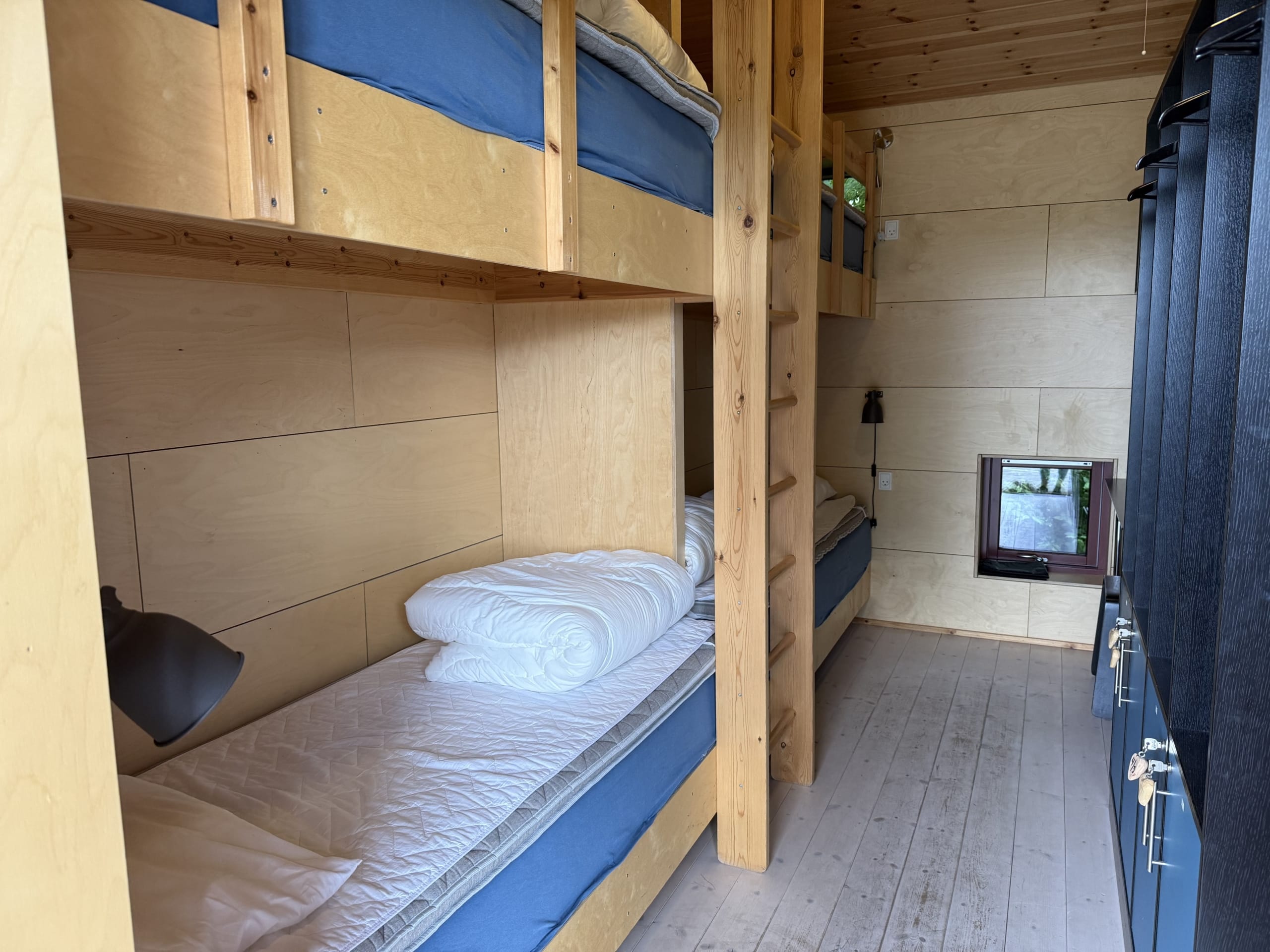 Værelse med 4 boksmadrasser og skab