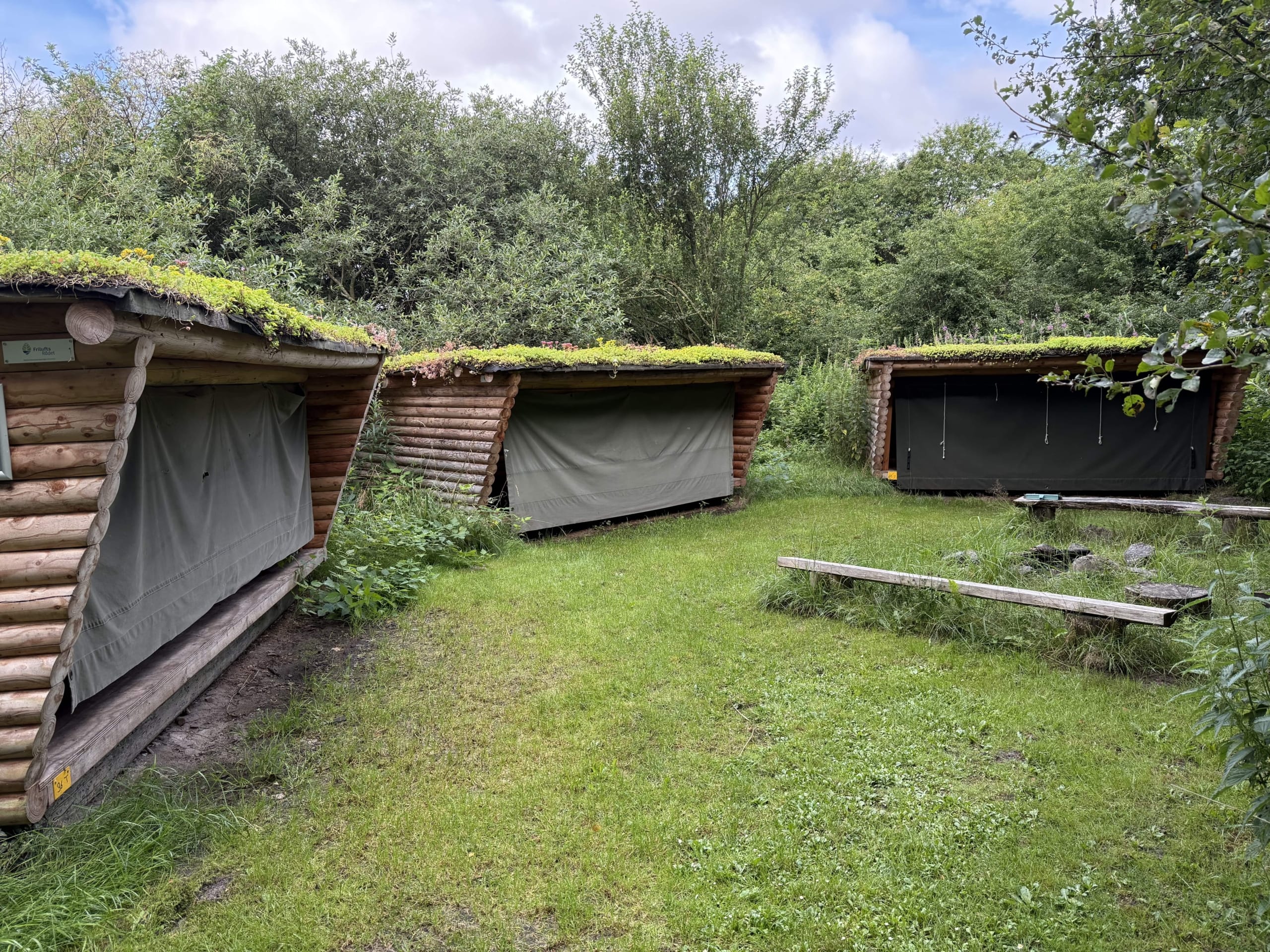 Sheltergruppe med ovenlysvinduer