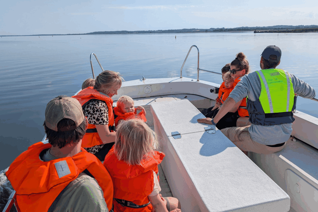 Familie på bådtur med guide