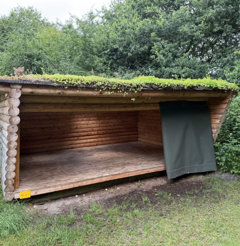 Shelter med ovenlysvindue